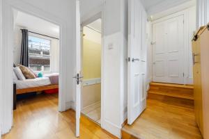een hal met een deur naar een slaapkamer bij Modern Living in the Heart of Covent Garden! 6BC in Londen