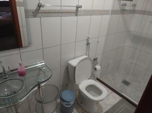 a bathroom with a toilet and a sink at Pousada Bonamigos in Santa Teresa