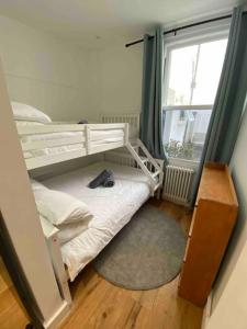 Gallery image of Poets Rest, free parking, EV socket fees apply walk to beach in Brighton & Hove