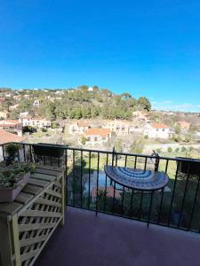 uma varanda com uma mesa e uma vista em Merveilleux appartement style nature proche centre ville em Collioure