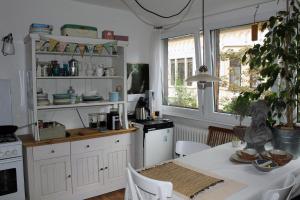 a kitchen with a table and a table and some windows at Ruhiges, helles Altbauzimmer im Stadtzentrum Privatunterkunft in Schwelm