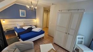 ボルテンハーゲンにあるHotel Garni Auszeitのベッド1台とクローゼットが備わる小さな客室です。