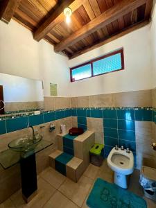 łazienka z toaletą i umywalką w obiekcie Wisdom Forest Lodge w mieście Tena