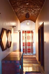 Habitación con ventana grande. en Kony Nubian Guest House, en Abu Simbel