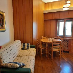 a living room with a table and a couch at villa aremogna in Roccaraso