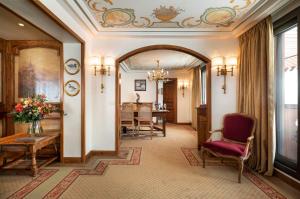 um corredor com uma sala de estar e uma sala de jantar em Appartements d'Exception em Courchevel