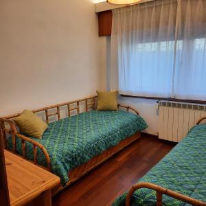 a bedroom with two twin beds and a window at villa aremogna in Roccaraso