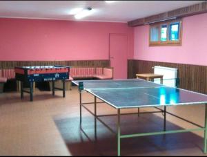 Instalaciones para jugar al ping pong en villa aremogna o alrededores