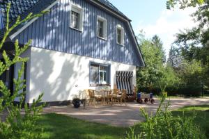 a barn with a table and chairs in front of it at Ferienhaus Laran in Zingst
