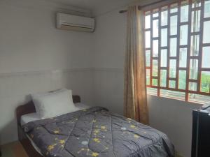 een slaapkamer met een bed en een raam bij CENTRO GUEST HOUSE in Siem Reap