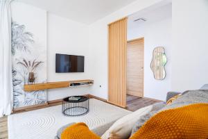 TV a/nebo společenská místnost v ubytování L'Empreinte-Oasis de Sérénité au Coeur d'un jardin tropical