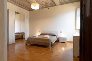 ein Schlafzimmer mit einem Bett mit zwei Handtüchern darauf in der Unterkunft Santo Spirito Exclusive Apartment in Florenz