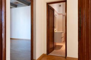 einen Flur mit einem Spiegel und einem Waschbecken in einem Zimmer in der Unterkunft Santo Spirito Exclusive Apartment in Florenz