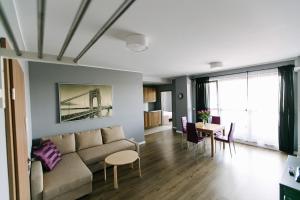 salon z kanapą i stołem w obiekcie RENTTNER Apartamenty w Warszawie