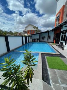 - une piscine sur le côté d'un bâtiment dans l'établissement Villa Nazrina Homestay, à Sungai Petani
