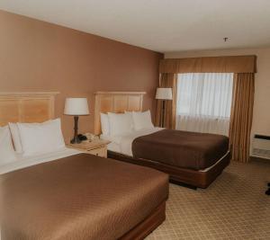 a hotel room with two beds and a window at Wallace Inn in Wallace