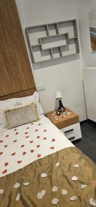 Un dormitorio con una cama con corazones. en Guesthaus 1, en Dudelange