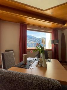 mesa de comedor con vistas a la montaña en Hotel Larch, en Campo di Trens