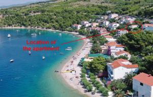 vistas a la playa y ubicación del apartamento con la marca de flecha roja en Apartments with pool Vrdoljak, en Omiš
