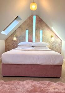 a bedroom with a large bed in a attic at The Gallery - Bournemouth Town Centre - Beach 5 Minute Walk - Superfast WiFi - Outdoor Terrace - Sleeps 6 - Netflix - Contractor Friendly - Long Stay Rates - Coffee Machine in Bournemouth