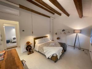 sypialnia z łóżkiem, stołem i statywem w obiekcie Due Di Tutto w mieście Ferrara