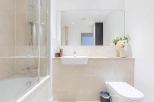 Ένα μπάνιο στο Chic Cosy & Well-Connected 1BD Flat Bermondsey!