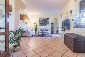 Sala de estar con 2 sofás y mesa en Villa Claudia, en Mandello del Lario