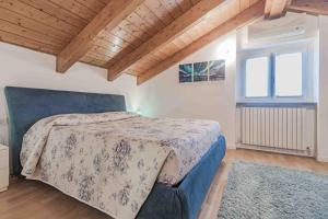 um quarto com uma cama e um tecto de madeira em Villa Claudia em Mandello del Lario