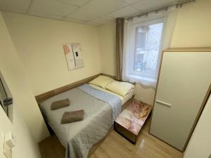 - une petite chambre avec un lit et une fenêtre dans l'établissement Adria House, à Skwierzyna