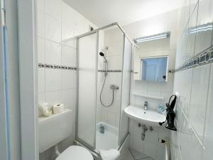 a bathroom with a shower and a toilet and a sink at Apartment für 4 Gäste mit kostenlosen Parkplätzen und Lift in Hannover +10 photos