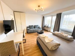 a living room with a couch and a table at Apartment für 4 Gäste mit kostenlosen Parkplätzen und Lift in Hannover
