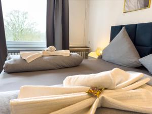 uma cama com duas toalhas com uma janela em Apartment für 4 Gäste mit kostenlosen Parkplätzen und Lift em Hanôver