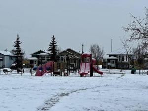 un parque infantil cubierto de nieve en Cozy Countryside Crib en Grande Prairie