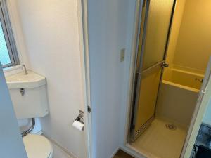 ein kleines Bad mit einem WC und einer Dusche in der Unterkunft Sunglais West Park II / Vacation STAY 5855 in Fukuoka