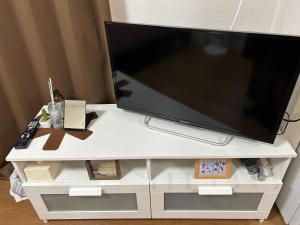 einen Flachbild-TV auf einem weißen Entertainment-Center in der Unterkunft Sunglais West Park II / Vacation STAY 5855 in Fukuoka