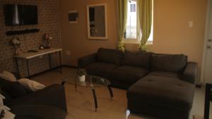 een woonkamer met een bank en een tafel bij Stenen Koraal Piedra Dushi Resort in Willemstad