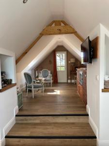uma cozinha no sótão com um tecto abobadado e uma sala de estar em La forge de Godincthun em Pernes-lès-Boulogne