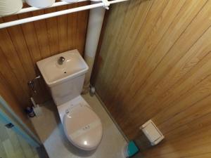 La salle de bains est pourvue de toilettes et d'un mur en bois. dans l'établissement Vintage III - Vacation STAY 14907, à Fukuoka