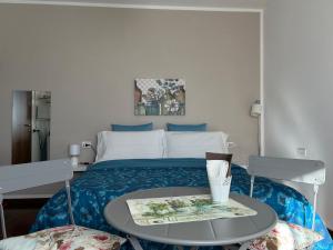 ein Schlafzimmer mit einem Bett und einem Tisch davor in der Unterkunft In campagna in Besozzo