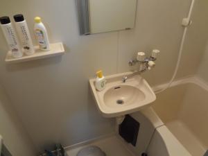 een badkamer met een wastafel en een bad bij Vintage III - Vacation STAY 14908 in Fukuoka