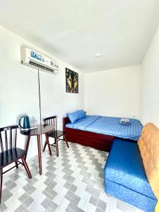 um quarto com uma cama, uma mesa e um sofá em Tân Thành Resort em Ke Ga