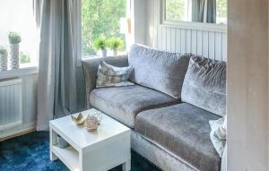 un soggiorno con un divano e un tavolo di 3 Bedroom Cozy Home In Mönsterås a Mönsterås