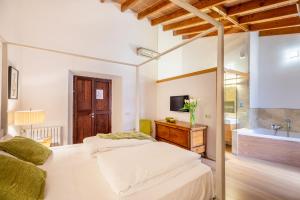 a bedroom with two beds and a sink at Can Tem Turismo de Interior in Alcudia
