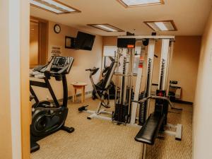 una habitación de hotel con un gimnasio con máquinas de ejercicio en Wallace Inn, en Wallace