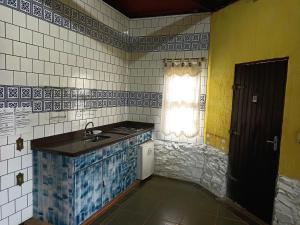 uma cozinha com um lavatório e uma janela em Hotel Mosteiro - Retiro e Recolhimento em Brotas