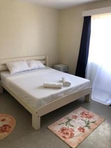 ein Bett mit zwei Handtüchern darauf in einem Schlafzimmer in der Unterkunft Homes by Val in Nairobi