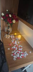 una mesa con un ramo de flores y un jarrón con rosas en Guesthaus 1, en Dudelange