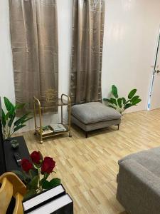 - un salon avec un canapé et une chaise dans l'établissement Balai ni Atan - relaxing studio unit near airport, à General Santos