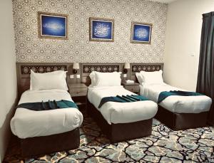 سرير أو أسرّة في غرفة في Dorat Al Salah