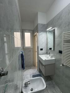 y baño con lavabo, espejo y ducha. en La Casa Di Nonno Roberto, en Livorno